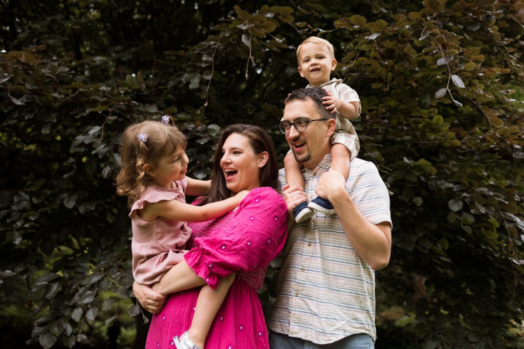 Family laughing during family photos at Cleveland Botanical Garden